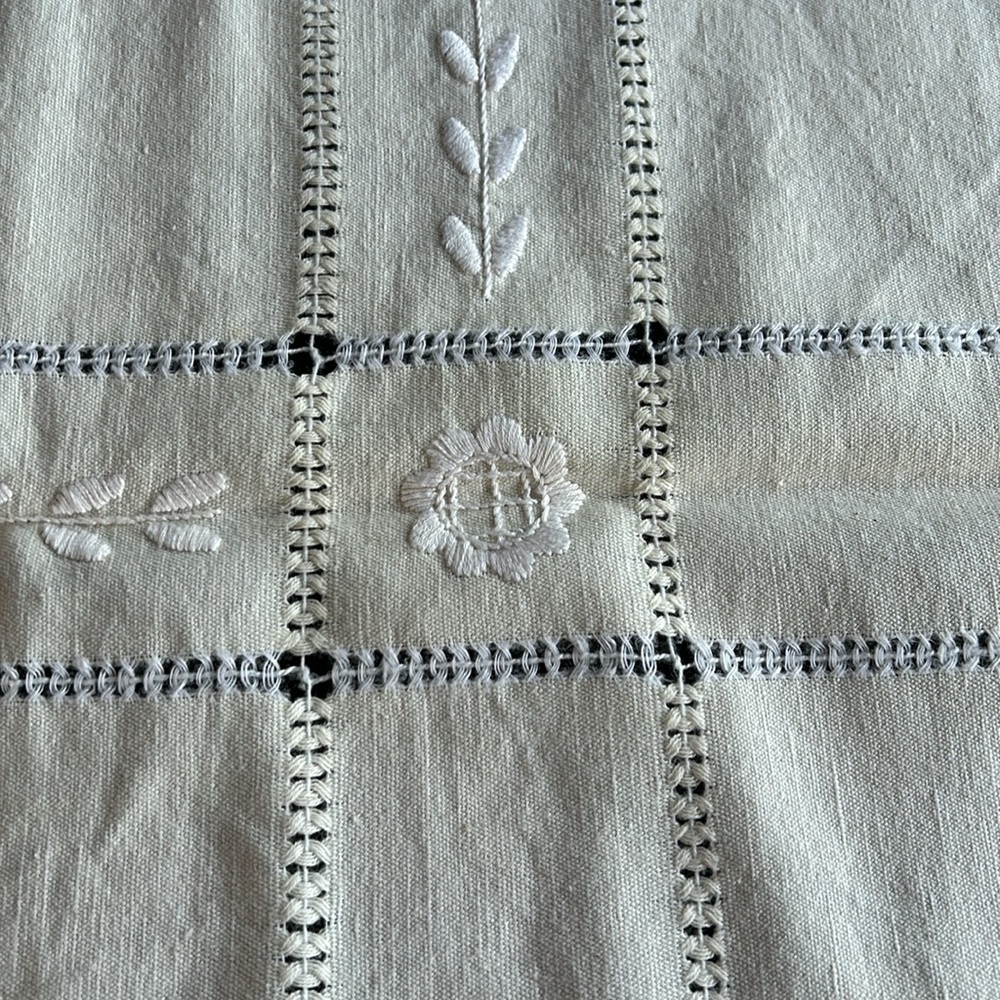Linen table runner - Picture 5 of 7